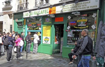 Yomi Peretz, right, approaching a line of tourists waiting to place their orders at L'As Du Fallafel in the historic Jewish quarter of Paris, April 2012. (WikiMedia Commons)