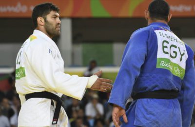 Islam El Shehaby refuses to shake the hand of Ori Sasson, his Israeli competitor at the Olympics. (Toshifumi Kitamura/Getty)