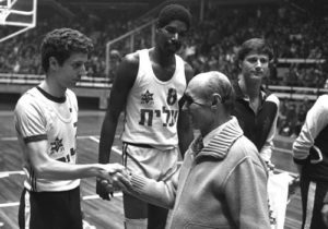 Moshe Dayan greeted the Maccabi players before the game.