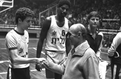 Moshe Dayan greeted the Maccabi players before the game.