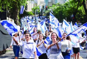 Israeli students participate in the annual flag dance from downtown Jerusalem to the Western Wall. (Kobi Richter/TPS)