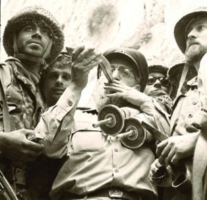 Rabbi Shlomo Goren blows the shofar at the liberated Western Wall. June 10, 1967. (David Rubinger)