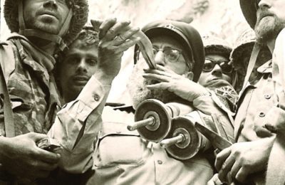 Rabbi Shlomo Goren blows the shofar at the liberated Western Wall. June 10, 1967. (David Rubinger)