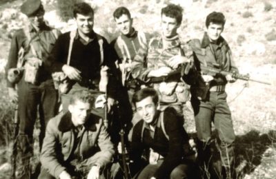 Yossi Fried, top row, second from left, with his unit in 1967.