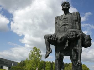 'The Unbowed Man' at the Khatyn Memorial in Belarus commemorates. (John Oldale/Wikimedia Commons)
