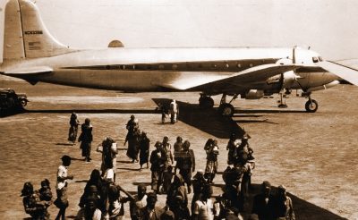 A group of Yemenite Jews board an Alaska Airlines plane in Aden, 1949. (Wikimedia)