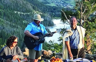 L-r: Besty Cytron, Ron Cytron and Barry Skolnick conduct an SoS service at Sapphire Point Overlook. (Marilyn Shapiro)