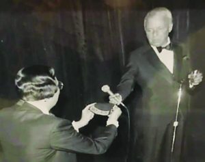 Sinatra received a kippah at a fundraiser for a Jewish school in New Jersey in 1981.