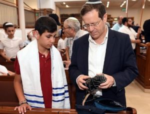 Isaac Herzog participates in a Bar and Bat Mitzvah celebration for the deaf and hard-of-hearing. (Nachshon Philipson)