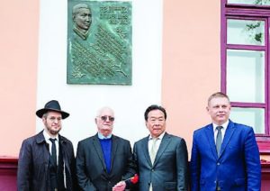 Nobuki Sugihara, second from right, with Chaim Chesler, in blue shirt, and guests of Limmud FSU Minsk at the village of Mir, Belarus, during an unveiling of a plaque for Chiune Sugihara, May 2, 2019. (Boris Brumin)