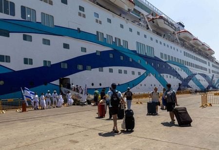 Approximately 1,500 Birthright Israel participants board a cruise ship in Ashdod, Israel headed for Larnaca, Cyrpus. (Erez Uzir/Birthright Israel)