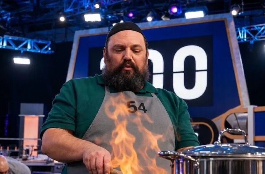 Kosher chef Sruly Meyer knows how to handle the fire on ‘100 Cooks’ on the Food Network. (Food Network via JNS)
