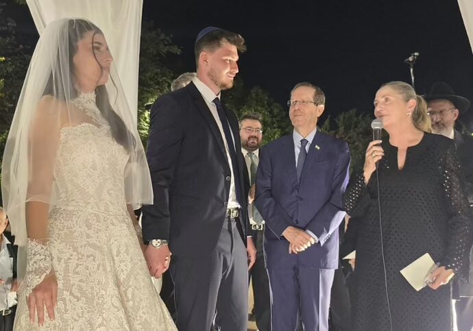 Israel First Lady Michal Herzog speaks under the chupah as Sasha Trufanov and Sapir Cohen.