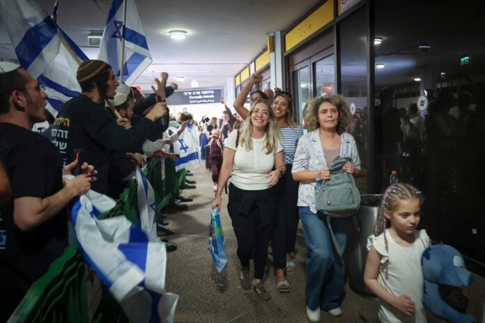 flydubai-passengers Passengers from Flydubai flight FZ1073 walk through the arrivals hall at Ben Gurion International Airport after their original flight from Dubai to Israel was diverted to Saudi Arabia following a suspected terror attack, Sept. 30, 2026. (Jamal Awad/Flash90)